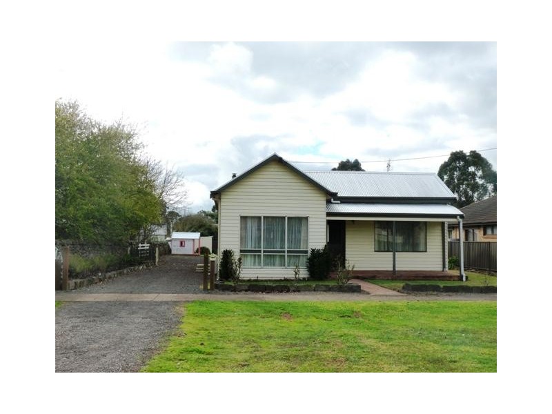 82 Watton Street, Penshurst VIC 3289