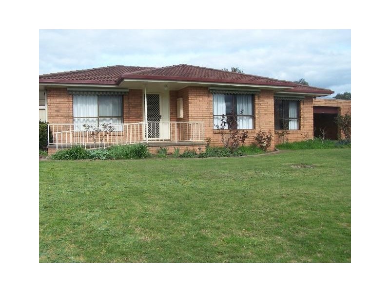 8 Tea Tree Court, Mortlake VIC 3272