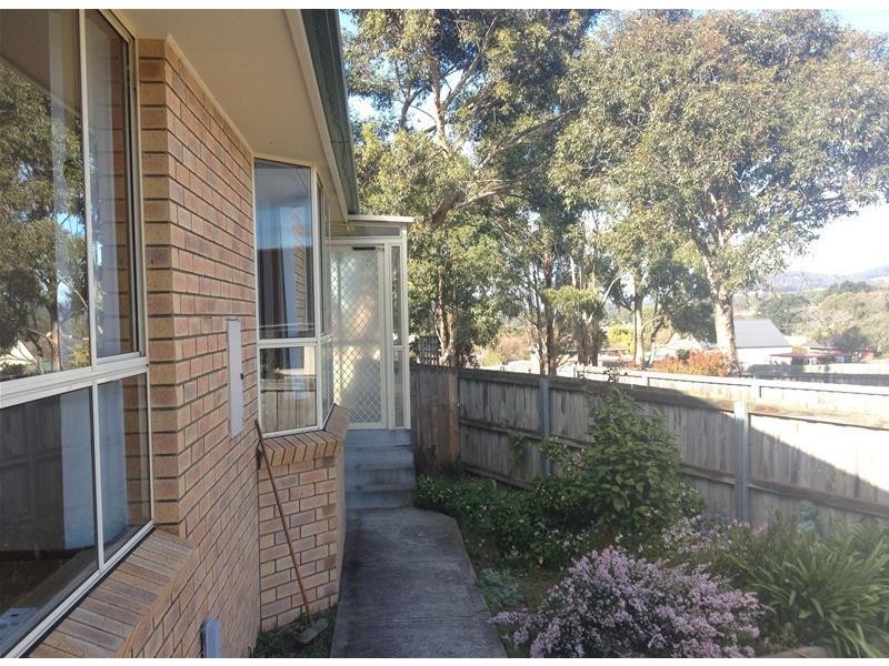 2/13 Freesia Crescent, Kingston TAS 7050
