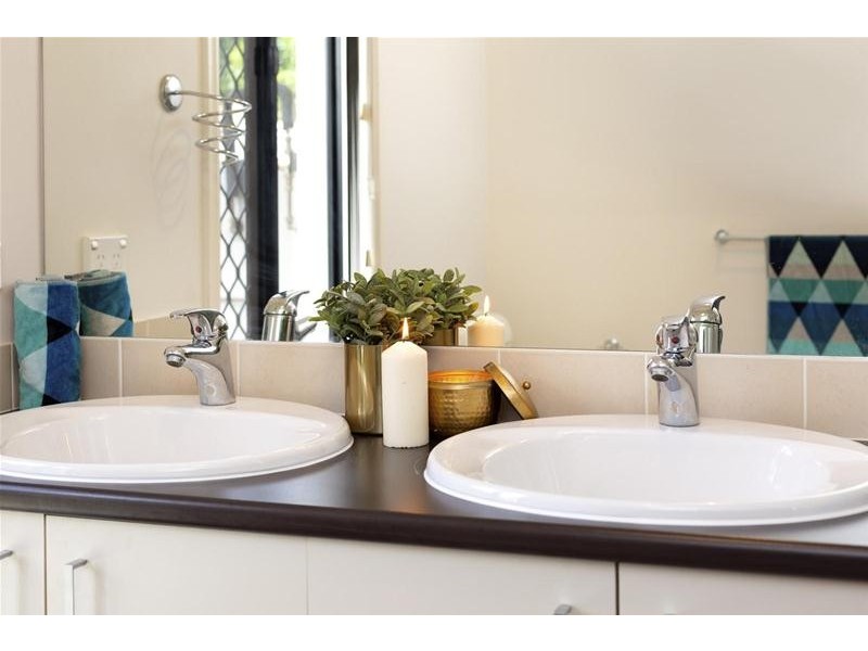 15 Crossing  Drive, Eatons Hill QLD 4037