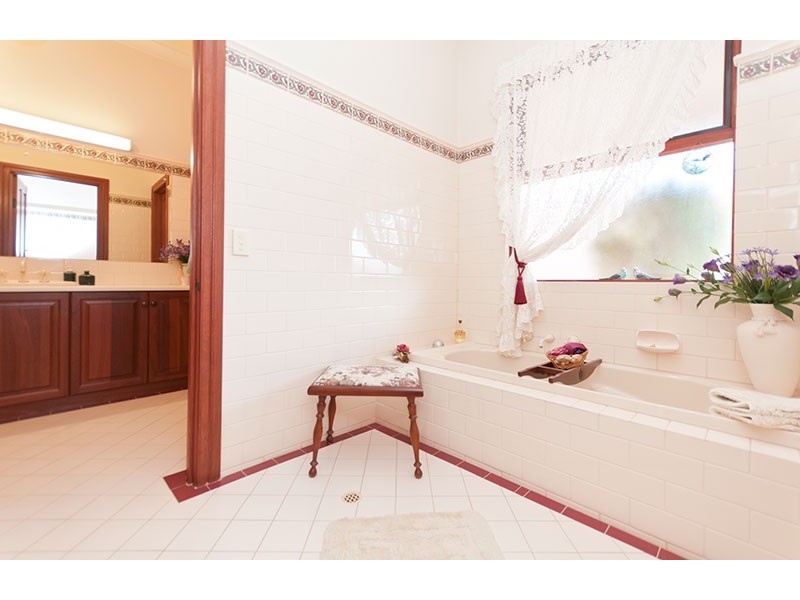 9 Semmens Road, Mclaren Vale SA 5171