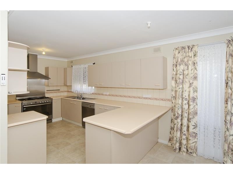 15 Norman Crescent, Hackham SA 5163