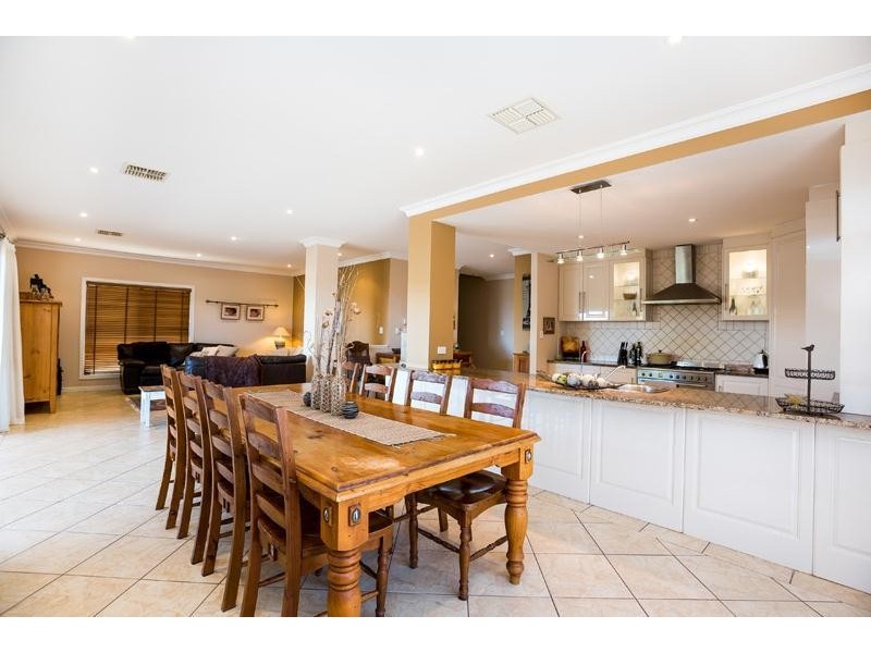 18 Kestrel Circuit, Seaford Rise SA 5169