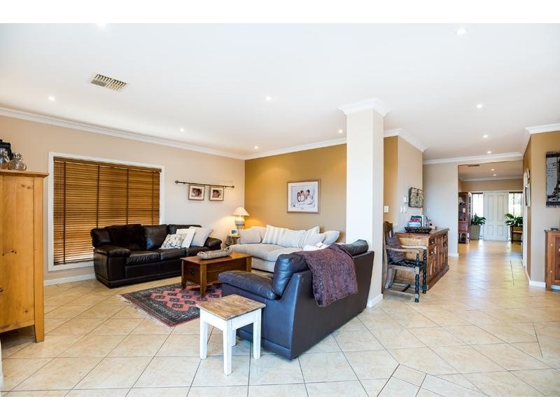 18 Kestrel Circuit, Seaford Rise SA 5169