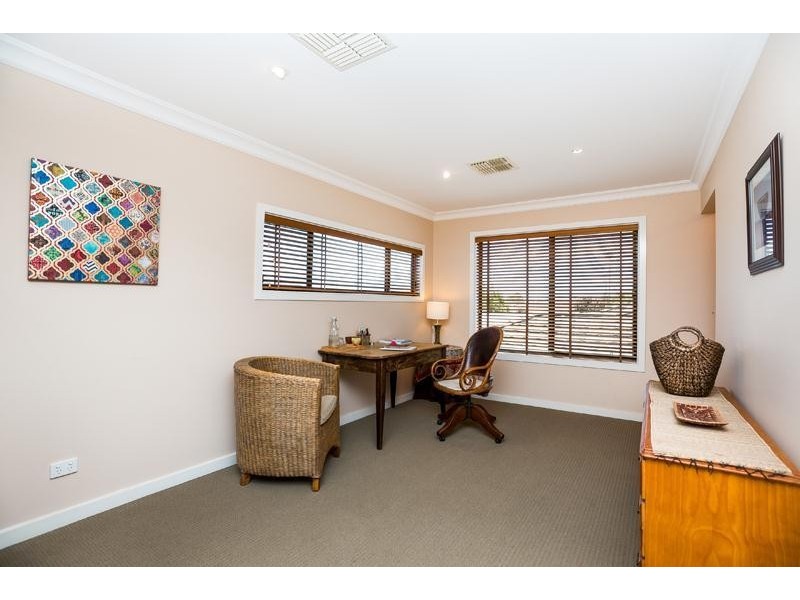 18 Kestrel Circuit, Seaford Rise SA 5169