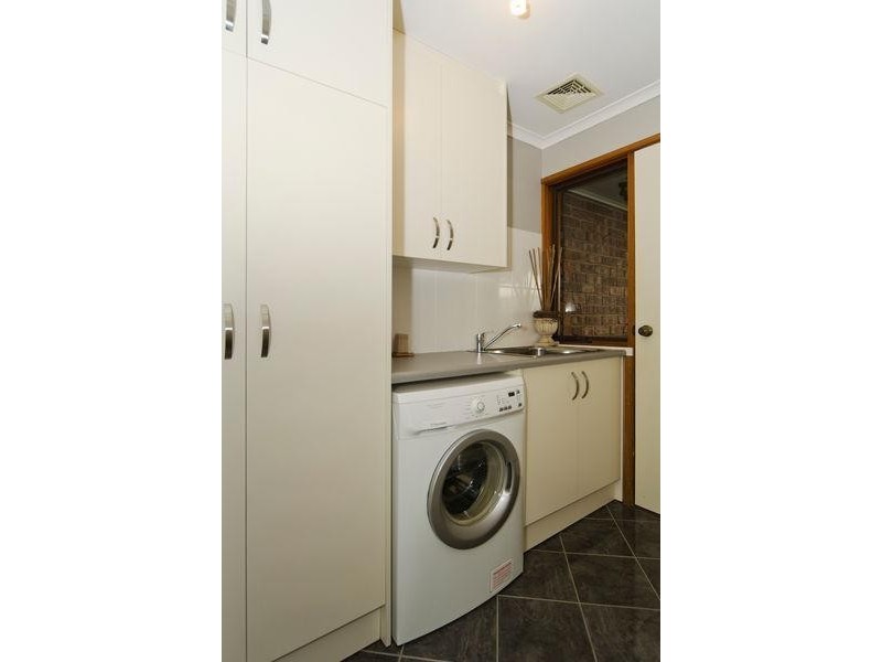 28 Lexcen Grove, Happy Valley SA 5159