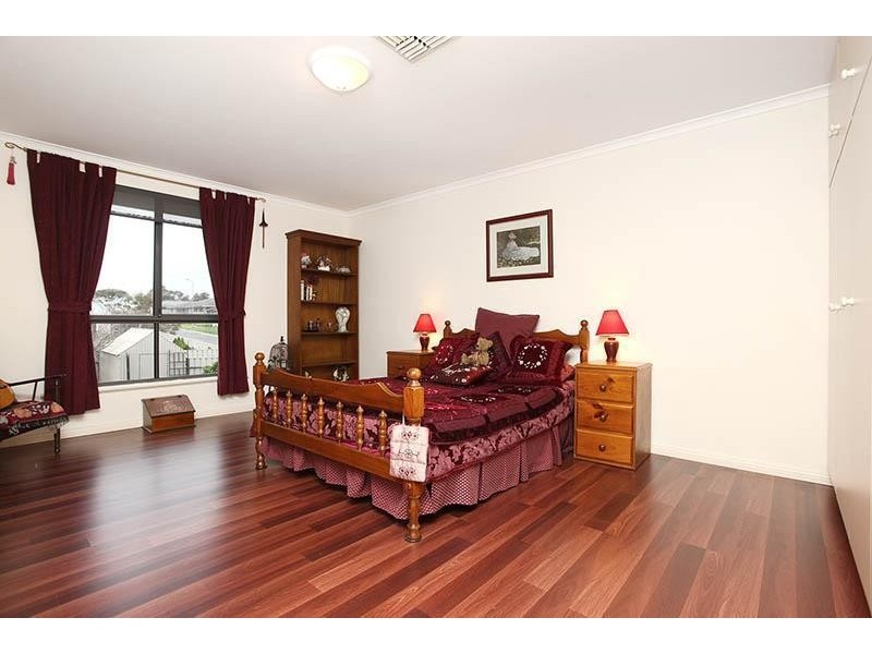 8 Paignton Close, Moana SA 5169