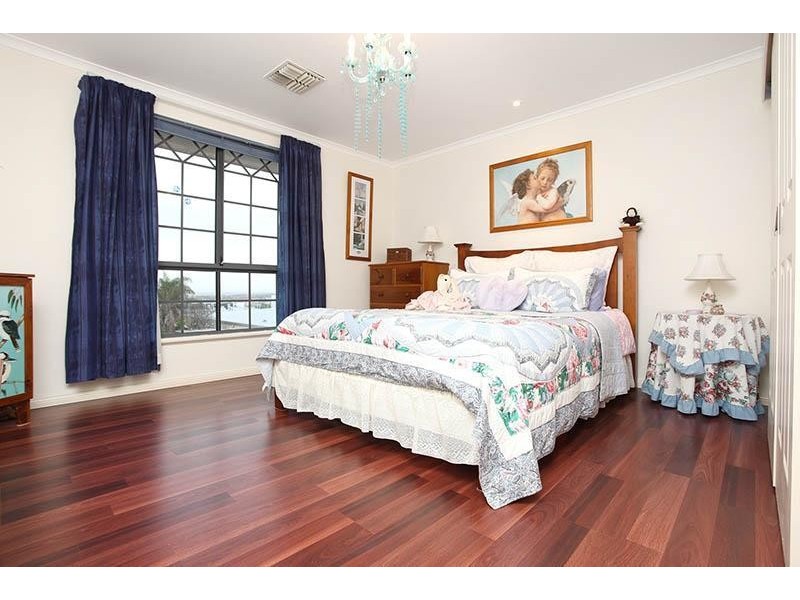8 Paignton Close, Moana SA 5169