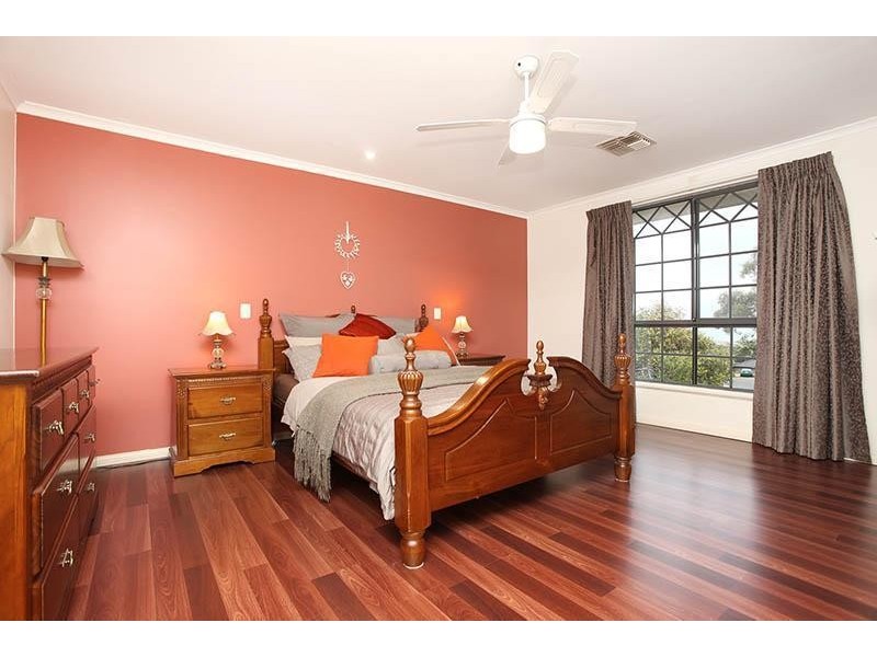 8 Paignton Close, Moana SA 5169