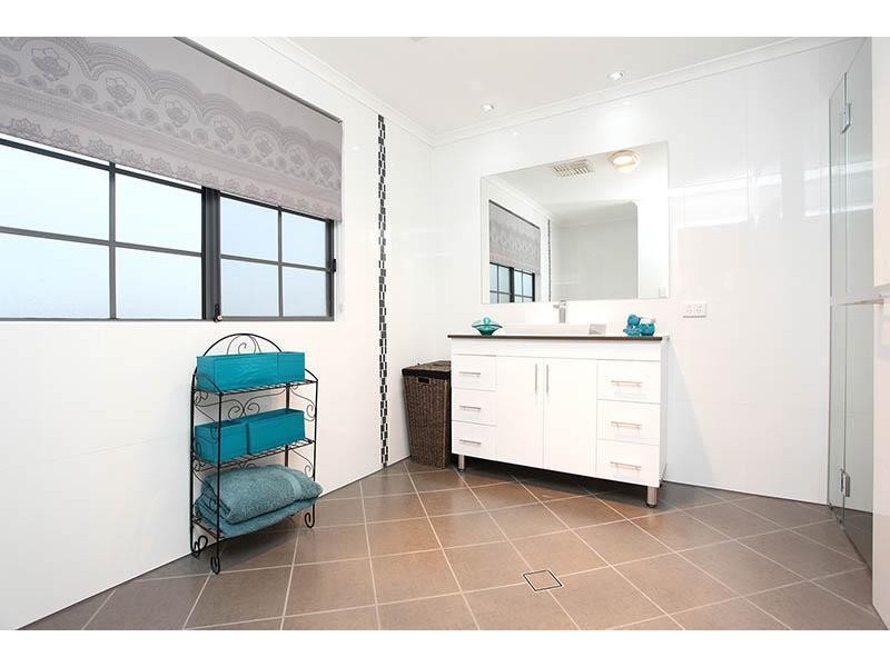 8 Paignton Close, Moana SA 5169