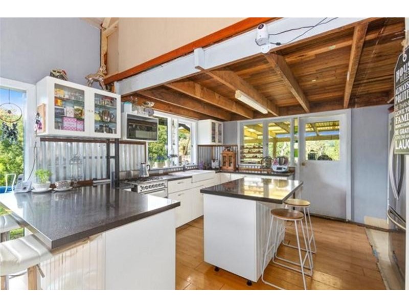 33 Meadow Place, Uki NSW 2484