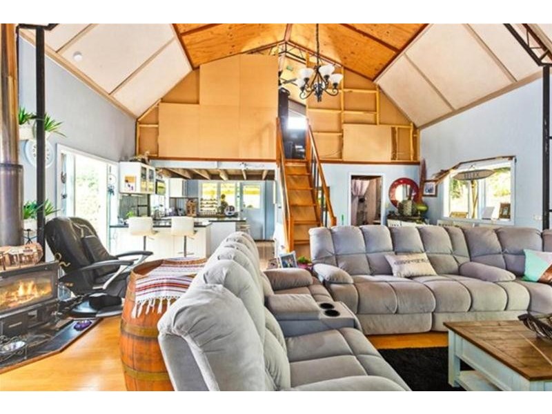 33 Meadow Place, Uki NSW 2484