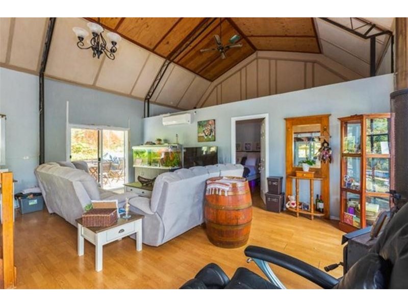 33 Meadow Place, Uki NSW 2484