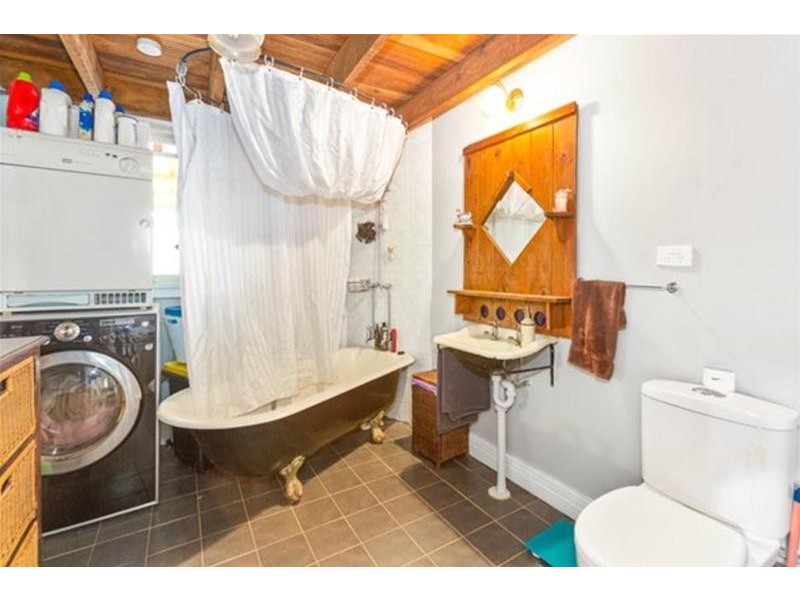 33 Meadow Place, Uki NSW 2484