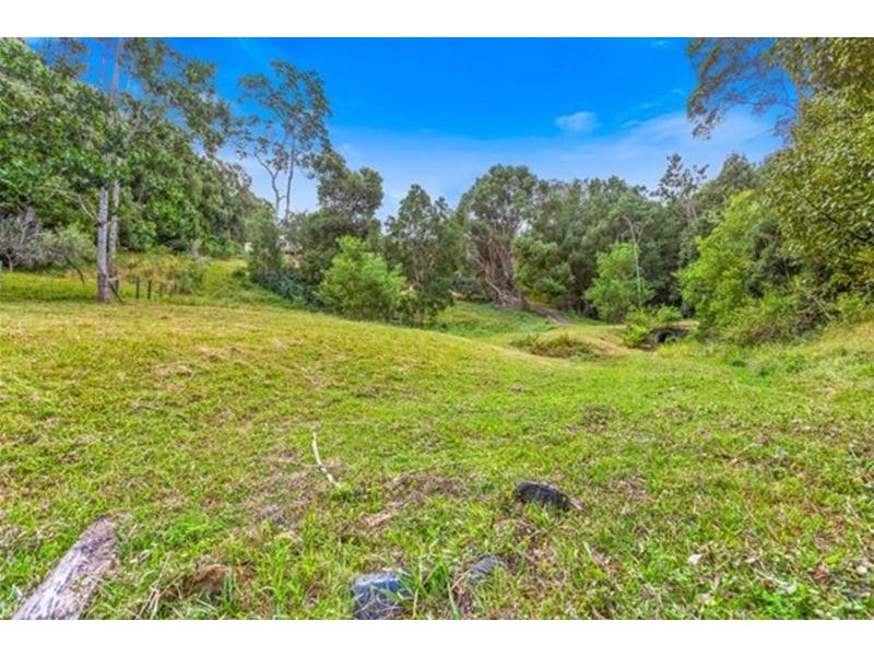 33 Meadow Place, Uki NSW 2484