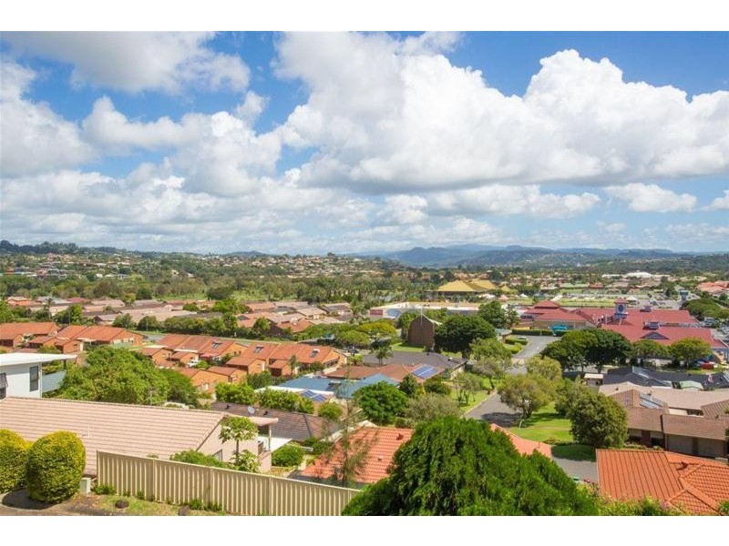 30 St Andrews Way, Banora Point NSW 2486