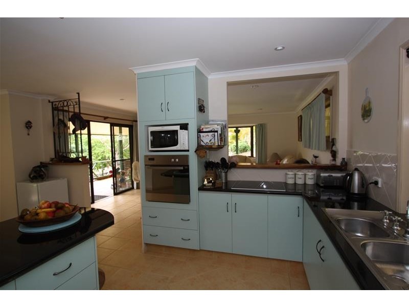 34 Meadow Place, Uki NSW 2484