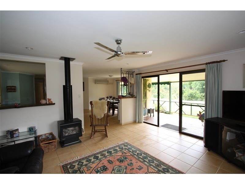 34 Meadow Place, Uki NSW 2484