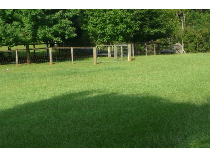 34 Meadow Place, Uki NSW 2484