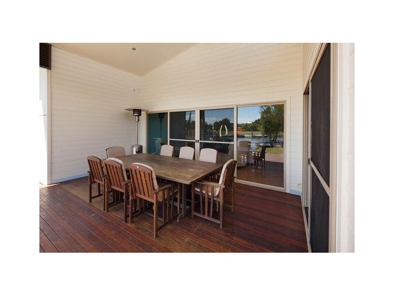 32 Doeblien Drive, South Stradbroke QLD 4216