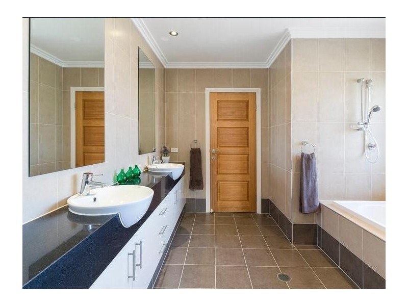 27 North Bank Court, Helensvale QLD 4212