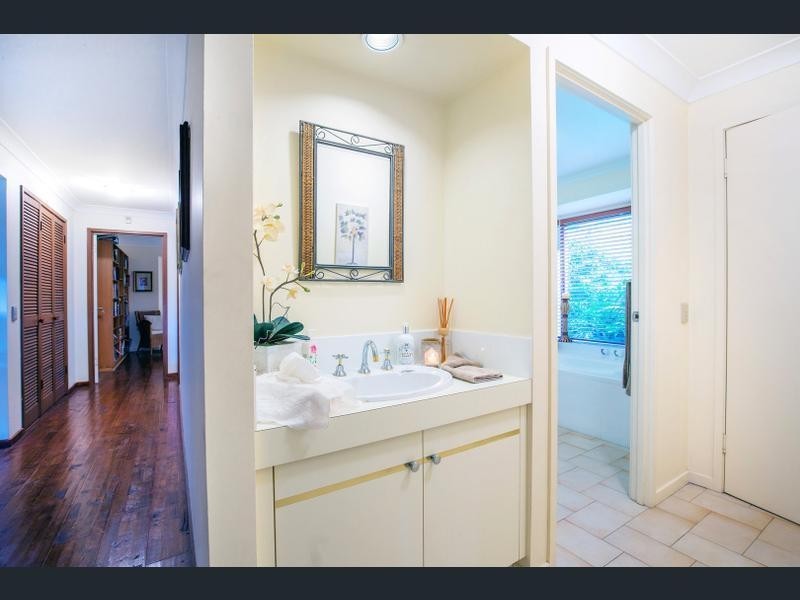 343 Bayview Street, Hollywell QLD 4216