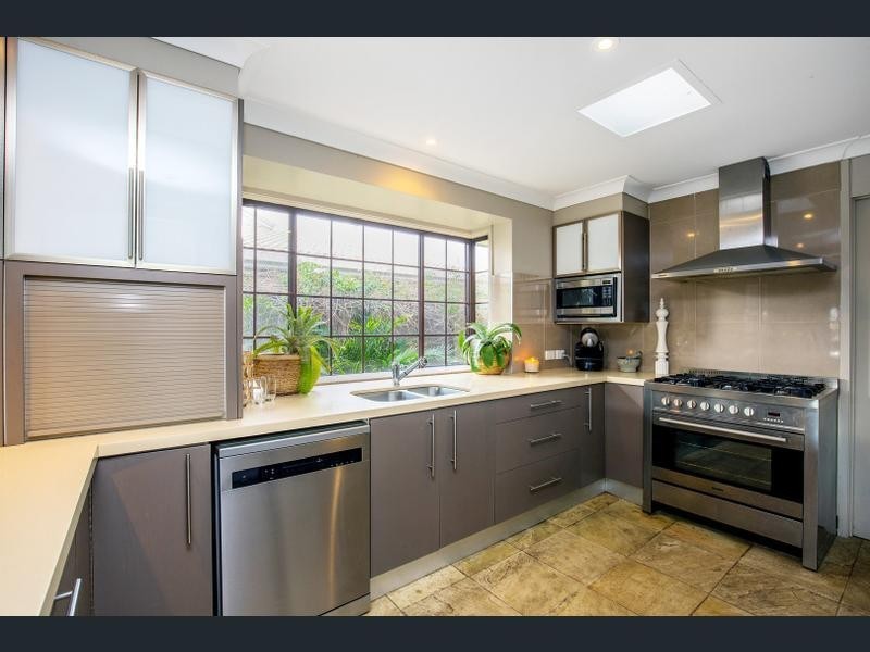 343 Bayview Street, Hollywell QLD 4216