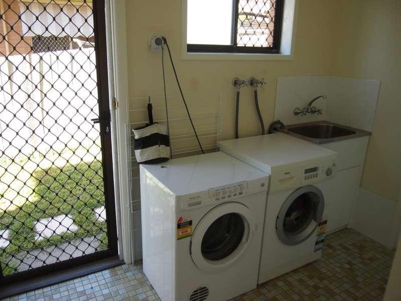 11 Caroline Avenue, Southport QLD 4215