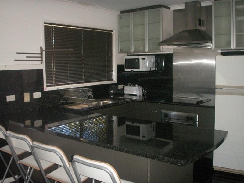 11 Caroline Avenue, Southport QLD 4215