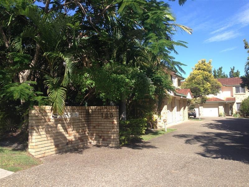 2/106 Pohlman Street, Southport QLD 4215