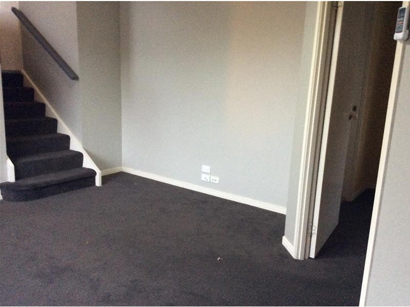 17 Wyndham Avenue, Southport QLD 4215