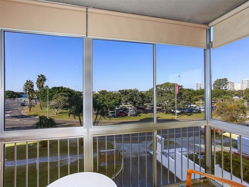 3/28  Marine Parade, Southport QLD 4215