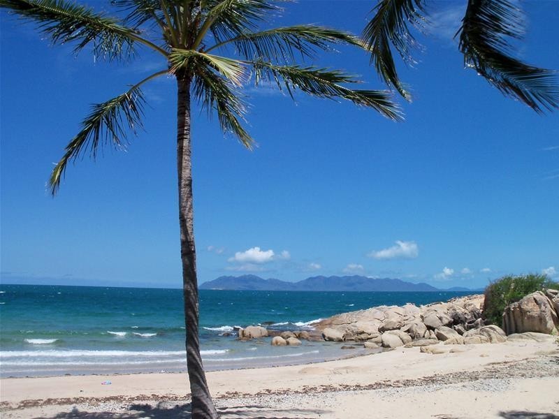 1,2,3/23 Bluewater Parade, Bowen QLD 4805