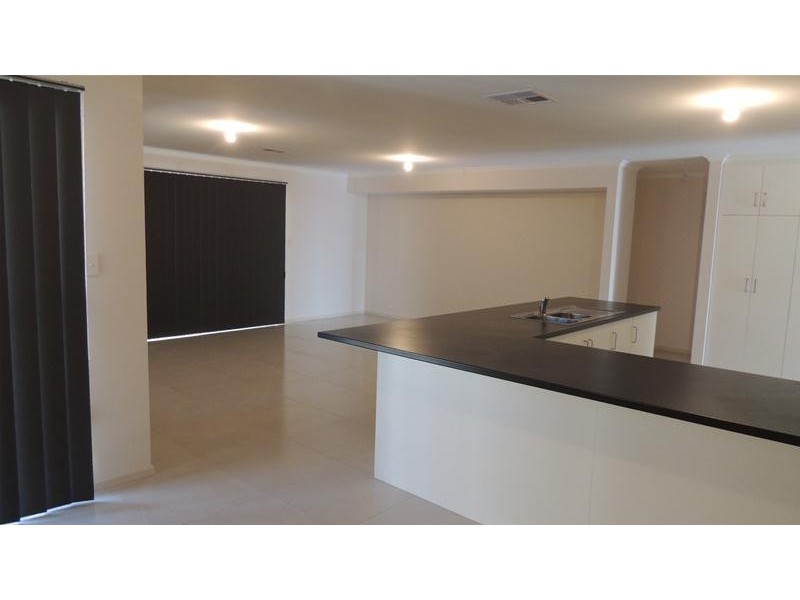 8 Manordale Court, Seaford Meadows SA 5169