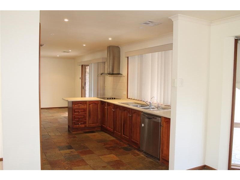 18 Brett Crescent, Hallett Cove SA 5158