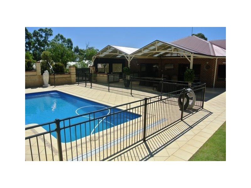 6 Little Place, Leschenault WA 6233
