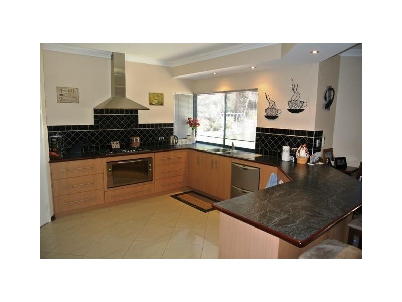 6 Little Place, Leschenault WA 6233