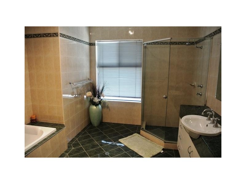 6 Little Place, Leschenault WA 6233