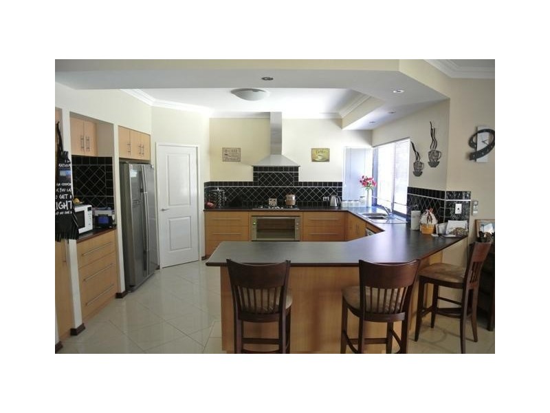 6 Little Place, Leschenault WA 6233