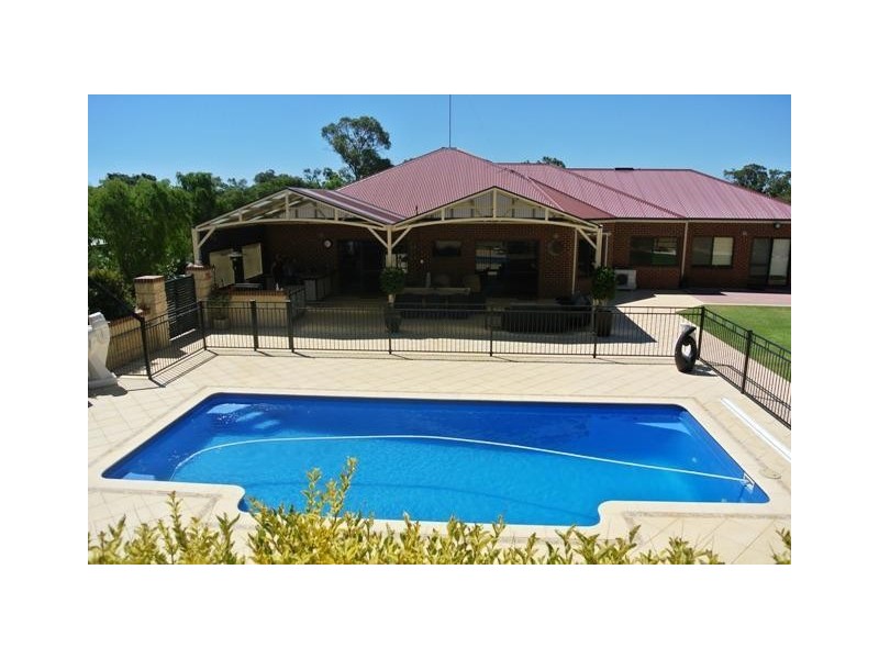 6 Little Place, Leschenault WA 6233