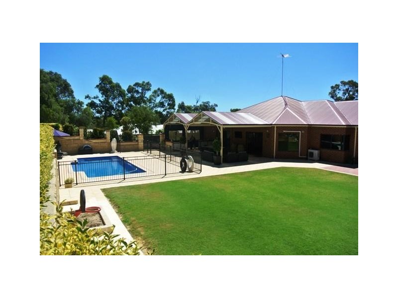 6 Little Place, Leschenault WA 6233