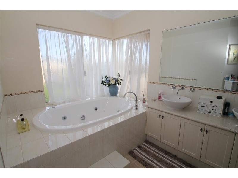 6 Fletcher Court, Leschenault WA 6233