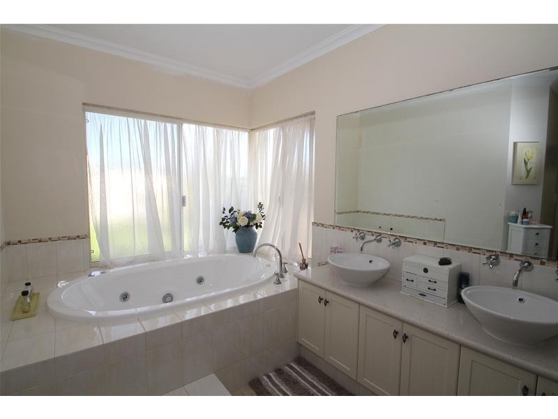 6 Fletcher Court, Leschenault WA 6233