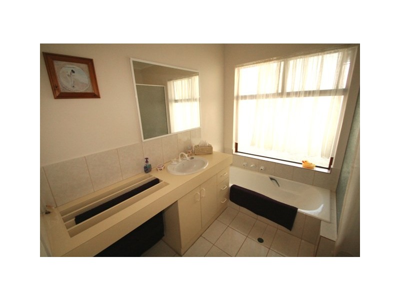 12 Hughlings Place, Australind WA 6233