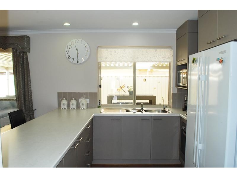 6 Canberra Court, Smithfield SA 5114