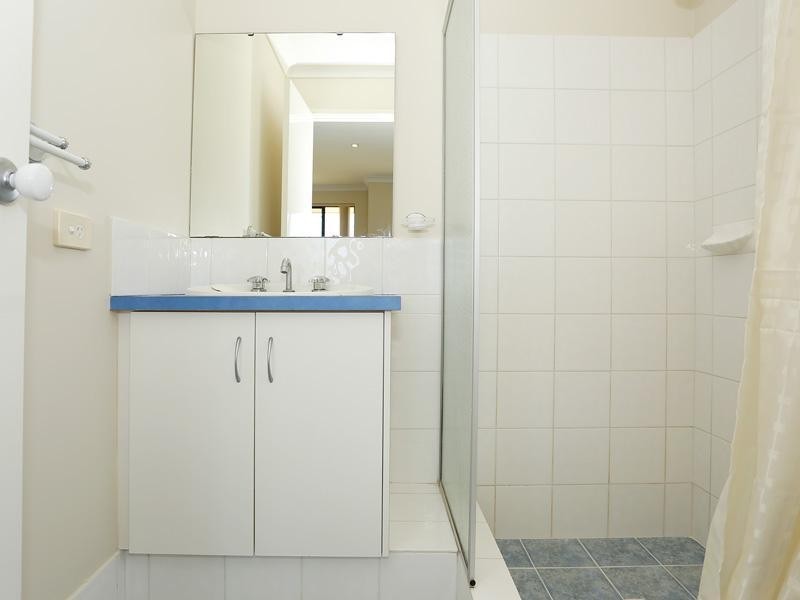 1 Allanbi Circle, Carramar WA 6031