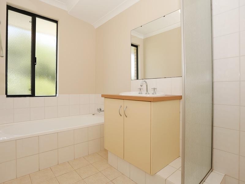 1 Allanbi Circle, Carramar WA 6031