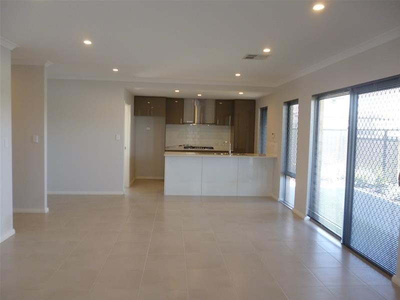 4 Tranquility Crescent, Aveley WA 6069