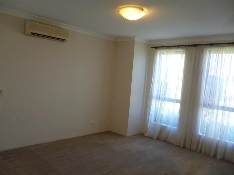 25 Minjah Circuit, Carramar WA 6031