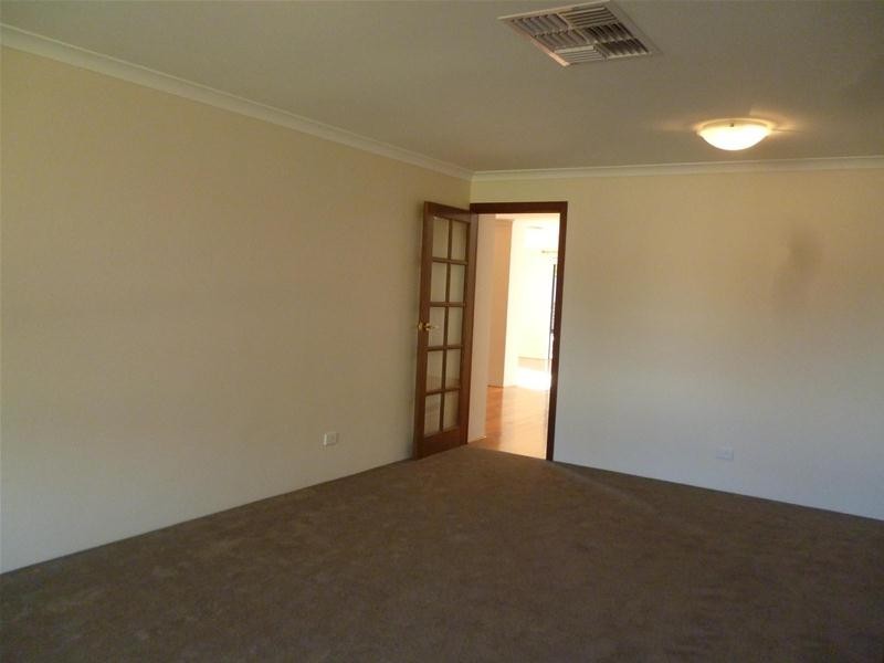 25 Minjah Circuit, Carramar WA 6031